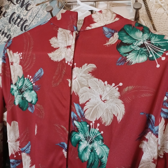 1970's True Red/Floral Vintage Dress with Gold Tone Belt. - Picture 5 of 7